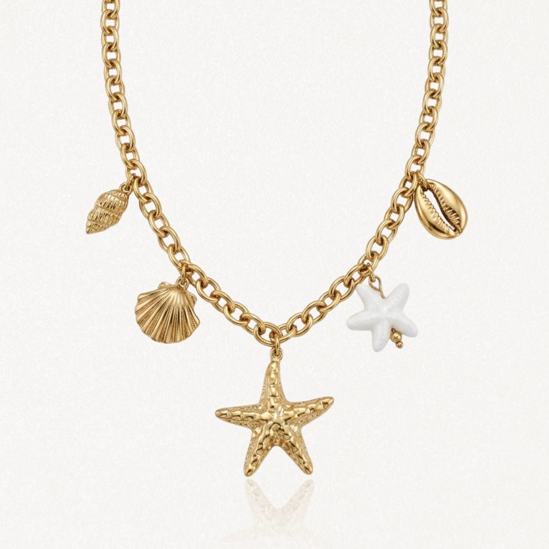 Collier en acier inoxydable doré avec breloques: grande étoile de mer, petite étoile de mer blanche, et coquillages.