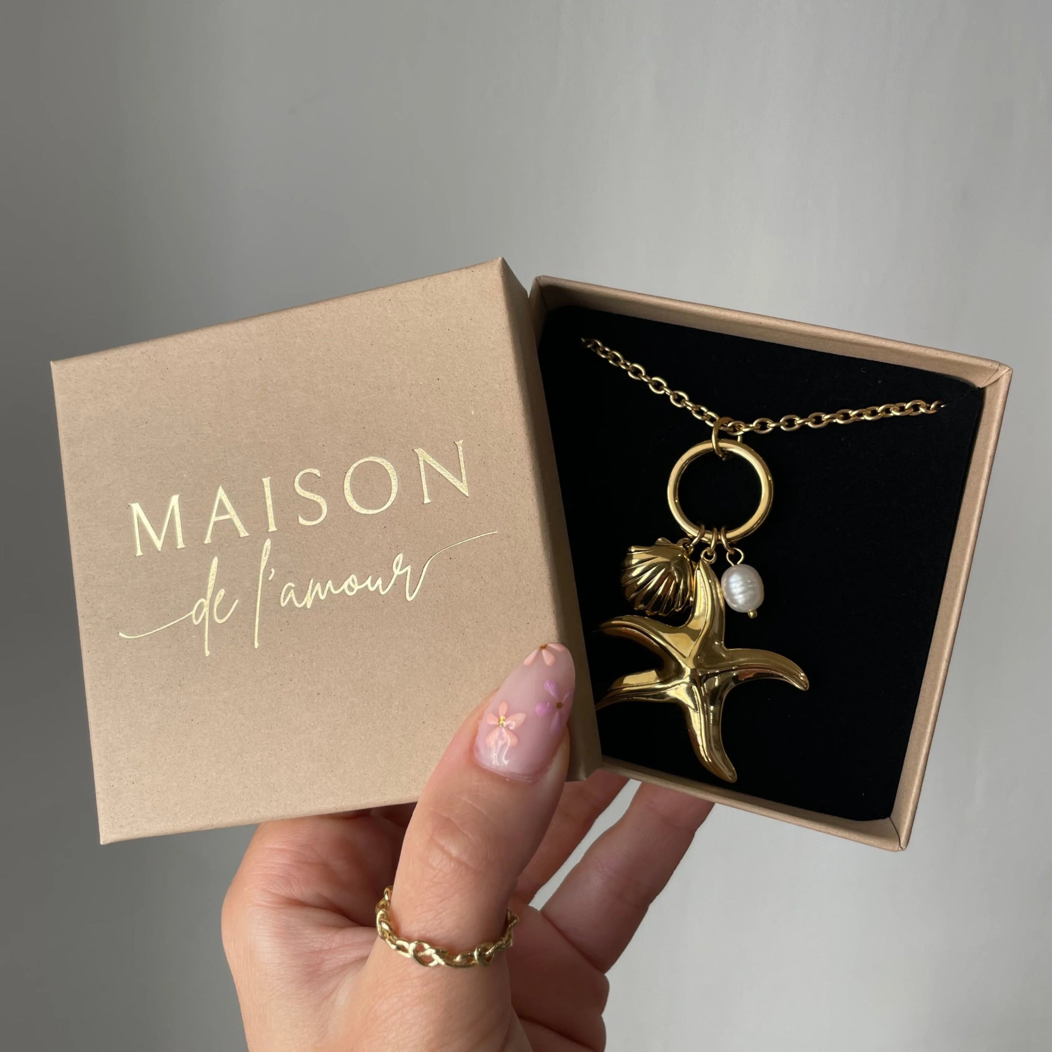 Collier étoile de mer Bruna présenté dans son coffret cadeau Maison de l'Amour.