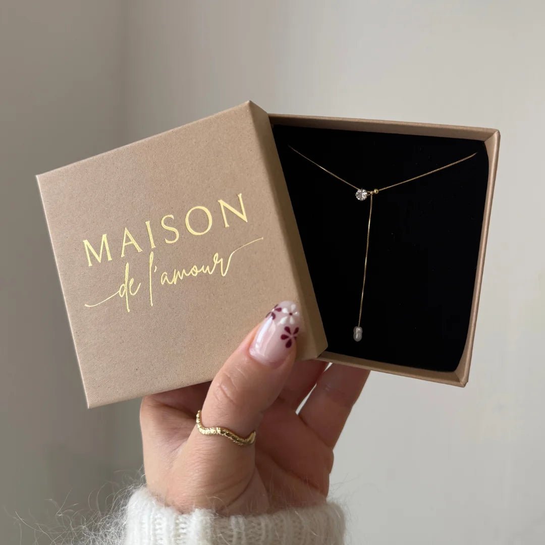 Collier fin plongeant Capucine présenté dans son coffret cadeau Maison de l'Amour.