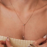 Collier cravate plongeant (forme Y) en acier inoxydable doré avec chaîne fine maille serpent et petit pendentif pierre.