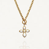 Vue d'ensemble collier chaîne épaisse dorée avec pendentif croix blanche et fermoir toggle sur fond blanc.