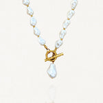 Vue d'ensemble collier perles nacrées forme baroque avec fermoir bâtonnet doré sur fond blanc.