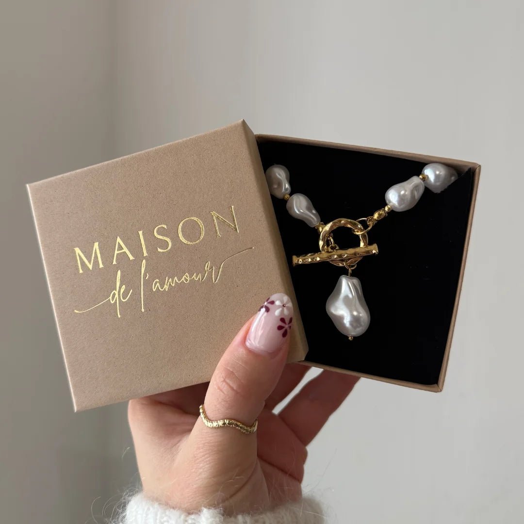 Collier perles Edith présenté dans son coffret cadeau Maison de l'Amour.