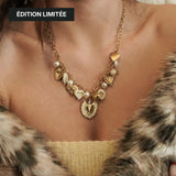 Femme portant le collier à breloques cœurs et perles, mise en avant du style bohème chic et des détails dorés.