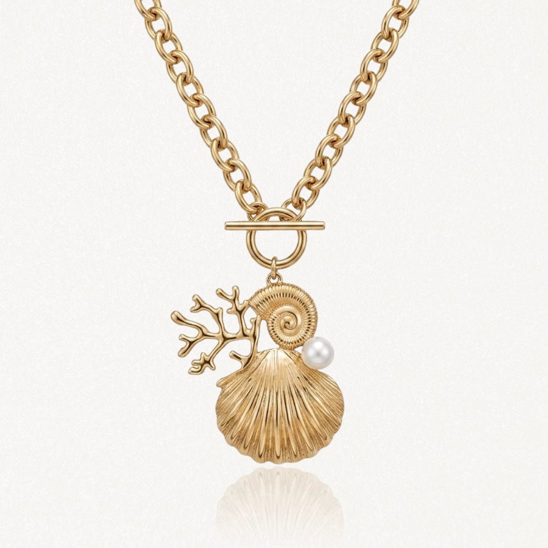 Collier acier inoxydable doré, chaîne gros maillons, pendentif coquillages, perle et corail. Fermoir T.