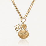 Collier acier inoxydable doré, chaîne gros maillons, pendentif coquillages, perle et corail. Fermoir T.