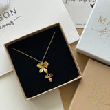 Collier Flora motif floral présenté dans son écrin cadeau Maison de l'Amour.