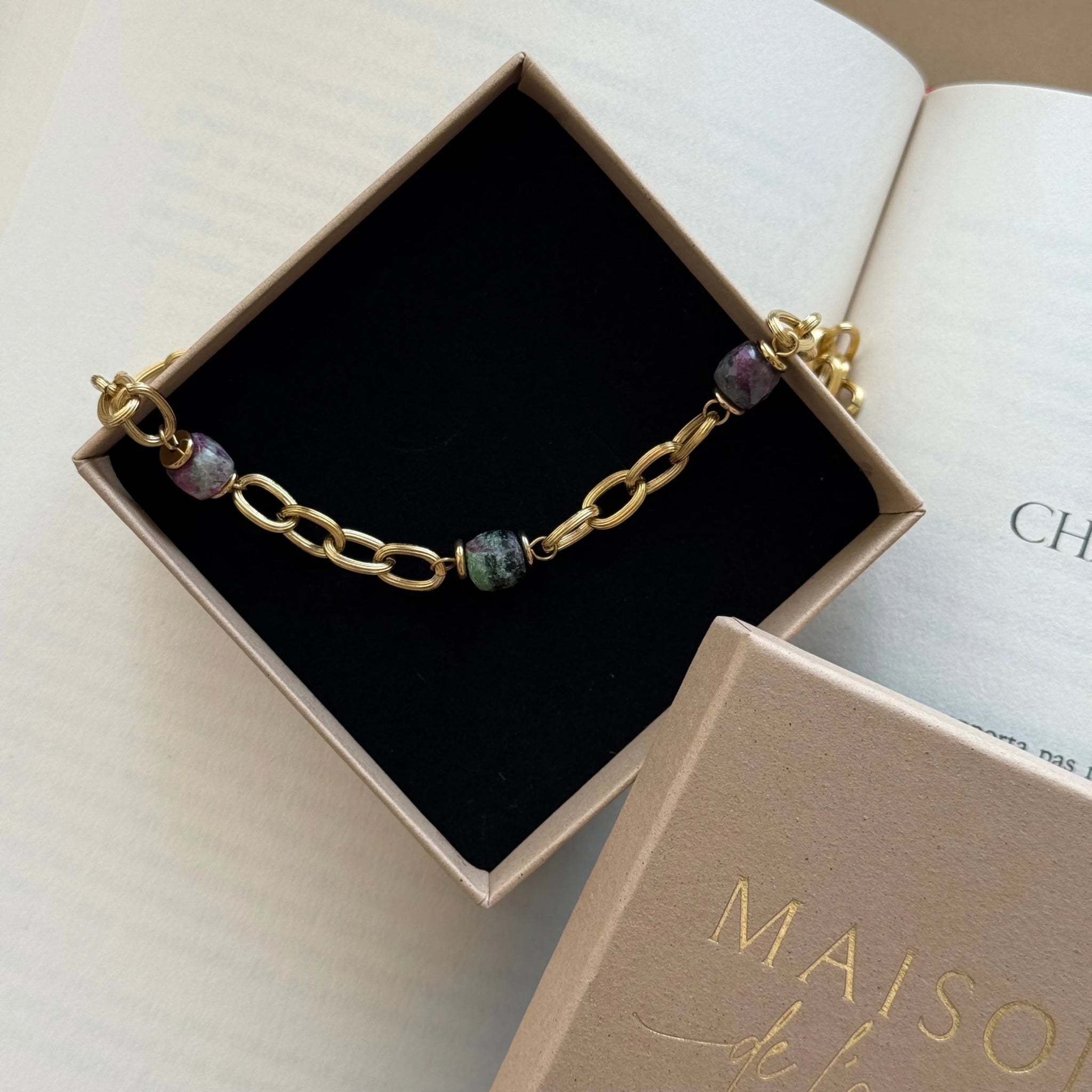 Collier chaîne et pierres Giovanna présenté dans son écrin cadeau Maison de l'Amour.