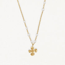 Collier en acier inoxydable doré, chaîne avec perles blanches, pendentif fleur à quatre pétales.
