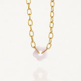 Vue d'ensemble collier grosse maille doré avec pendentif fleur blanche sur fond blanc.