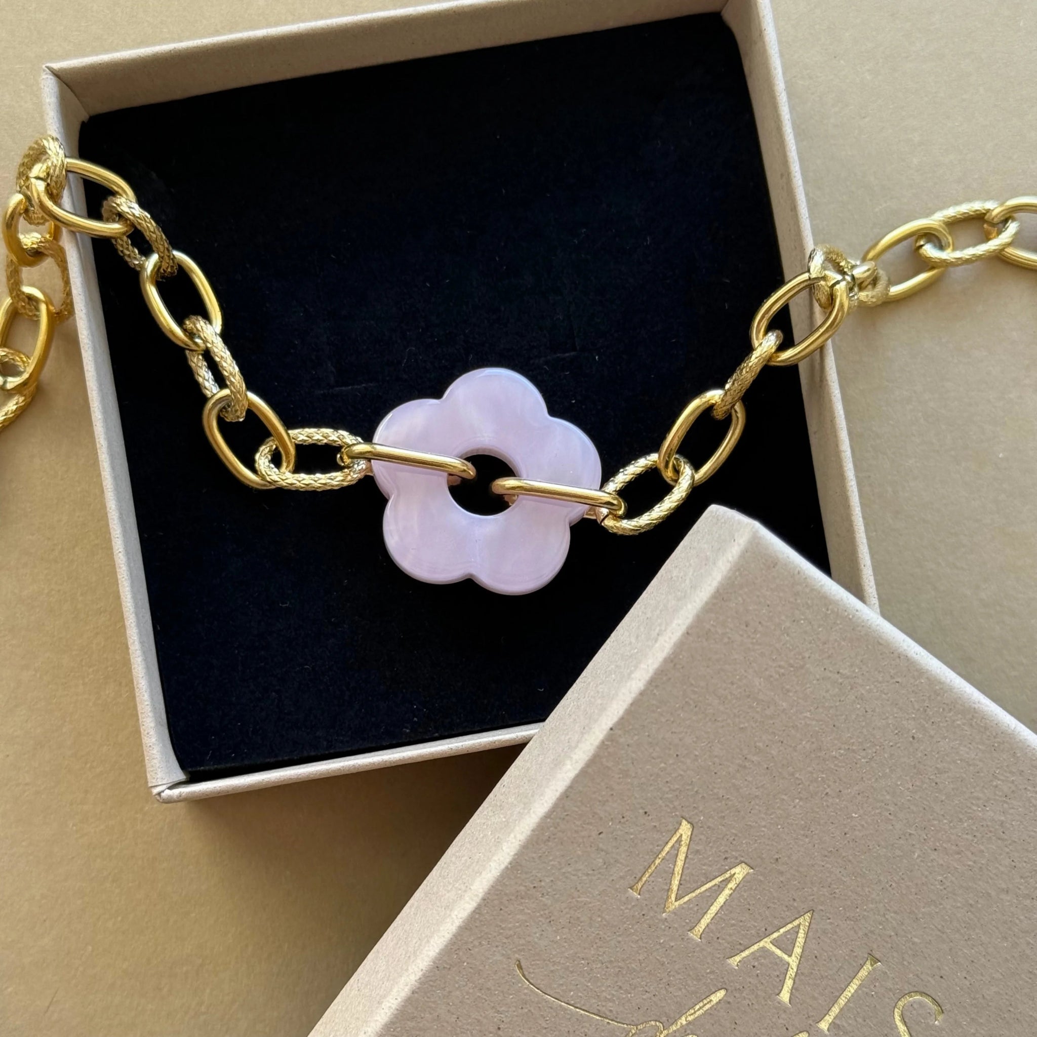 Collier chaîne épaisse dorée avec fleur blanche présenté dans son écrin cadeau Maison de l'Amour.