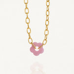 Vue d'ensemble collier grosse maille doré avec pendentif fleur rose sur fond blanc."