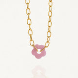 Vue d'ensemble collier grosse maille doré avec pendentif fleur rose sur fond blanc."
