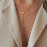 Collier fin forme Y style chapelet avec motifs étoiles, idéal pour habiller un décolleté.