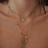 Collier Lyla porté en accumulation (stacking) avec un ras-de-cou fin, style bohème chic tendance.