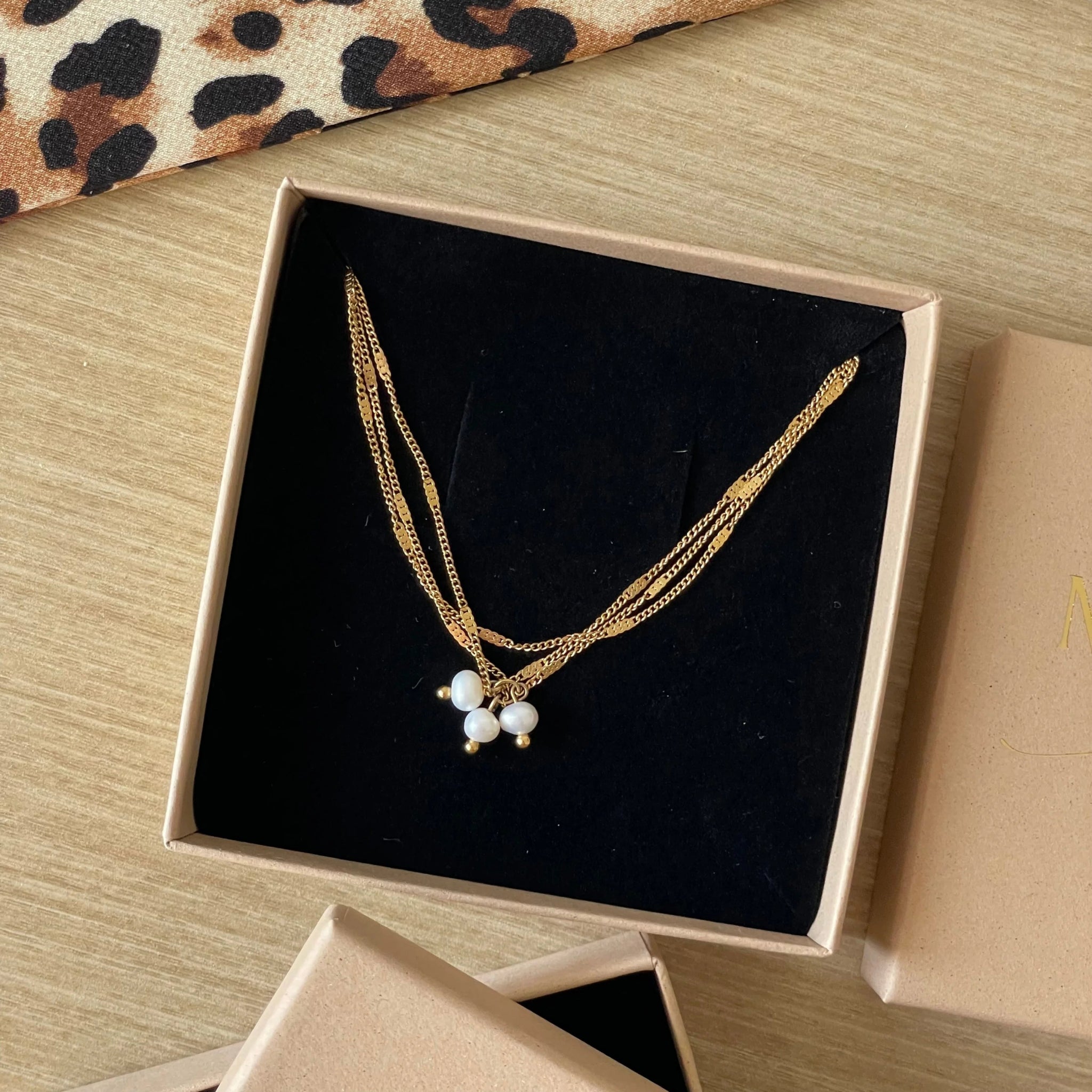 Collier multi-rangs doré Manuela présenté dans son coffret cadeau Maison de l'Amour.