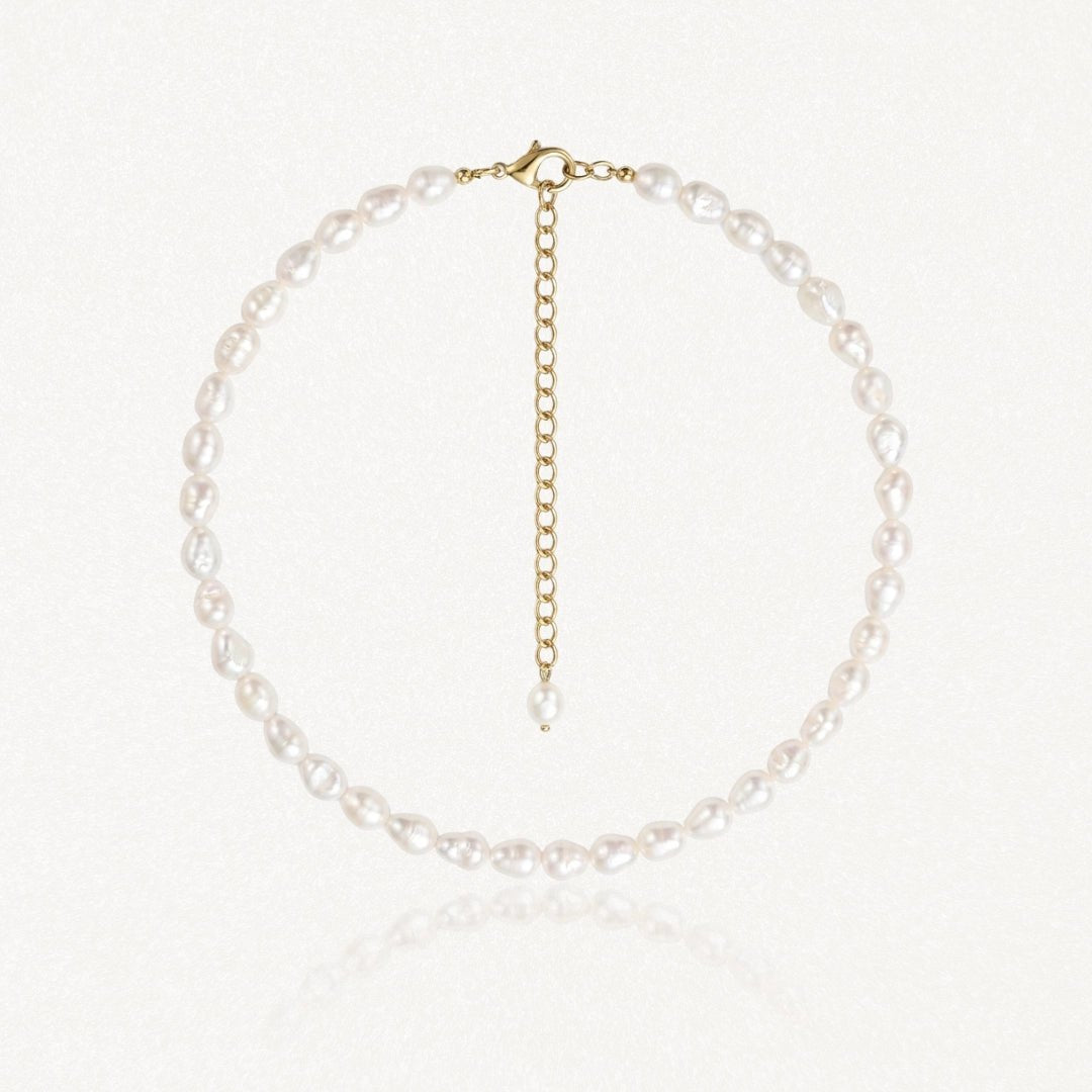 Collier en perles baroques blanches avec fermoir et chaîne d'extension dorés en acier inoxydable.