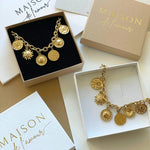 Collier à pampilles pièces et médailles Mariana présenté dans son coffret cadeau Maison de l'Amour.