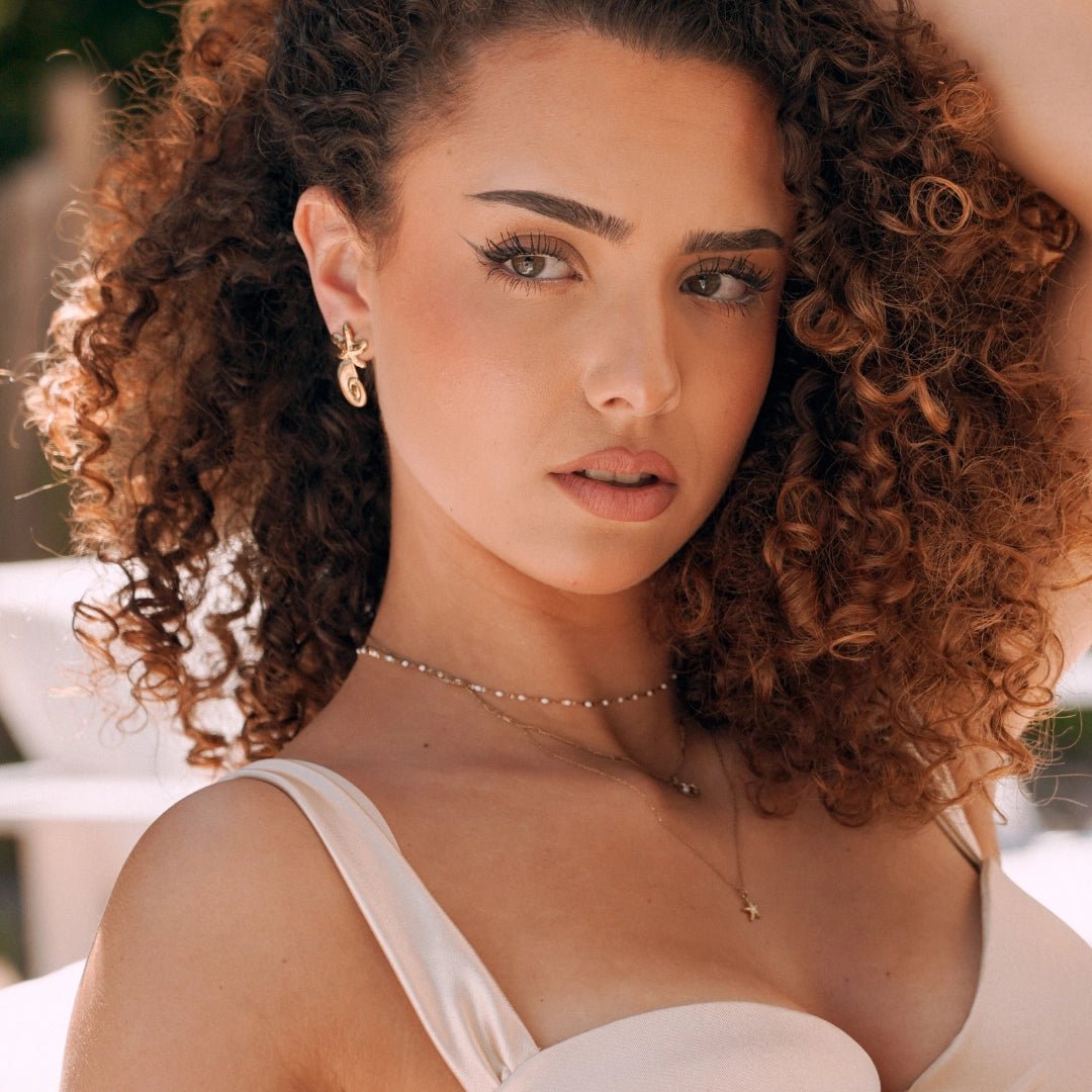 Colliers superposés en acier inoxydable doré: ras de cou perlé, chaîne fine étoile, pendentif minimaliste. Femme.