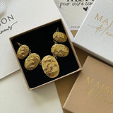 Collier à plastron médailles Rebecca présenté dans son coffret cadeau Maison de l'Amour.