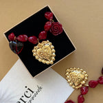 Collier Rosita à perles rouges présenté dans son coffret cadeau Maison de l'Amour avec carte de remerciement.