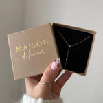 Collier fin plongeant Valentina avec strass présenté dans son coffret cadeau Maison de l'Amour.