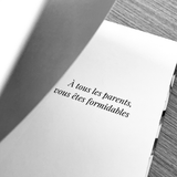 Livre ouvert montrant un message émouvant pour les nouveaux parents, idée cadeau de naissance idéal.