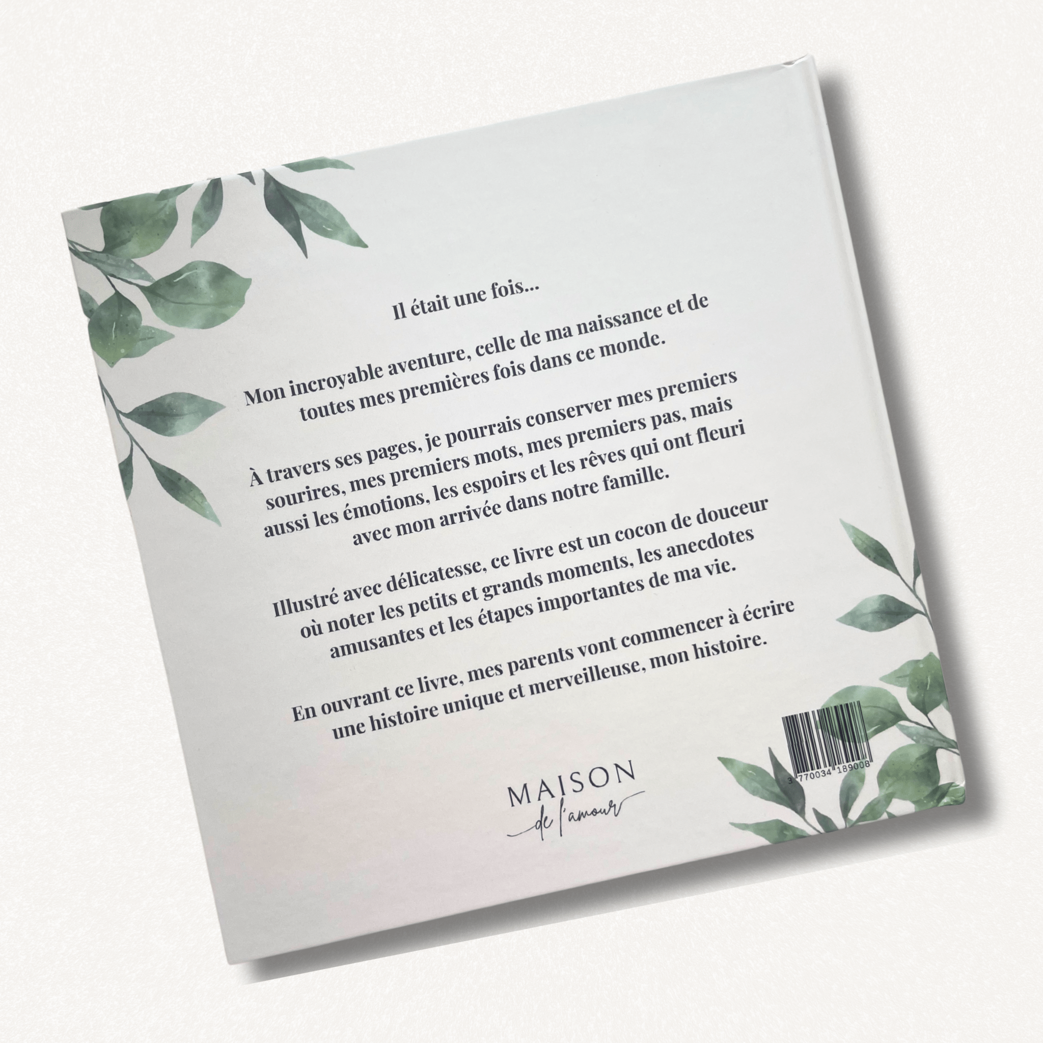 Présentation du livre souvenir de naissance pour conserver l'histoire de bébé.