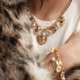 Collier édition limitée MAISON DE L'AMOUR porté au cou, style romantique et raffiné.