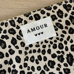 Pochette léopard beige clair avec inscription Amour, accessoire tendance pour sac à main.