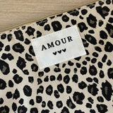 Pochette léopard beige clair avec inscription Amour, accessoire tendance pour sac à main.