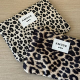 Duo de trousses plates léopard (beige et marron) pour rangement bijoux ou maquillage.