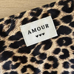Pochette léopard marron foncé style wild avec étiquette Amour.