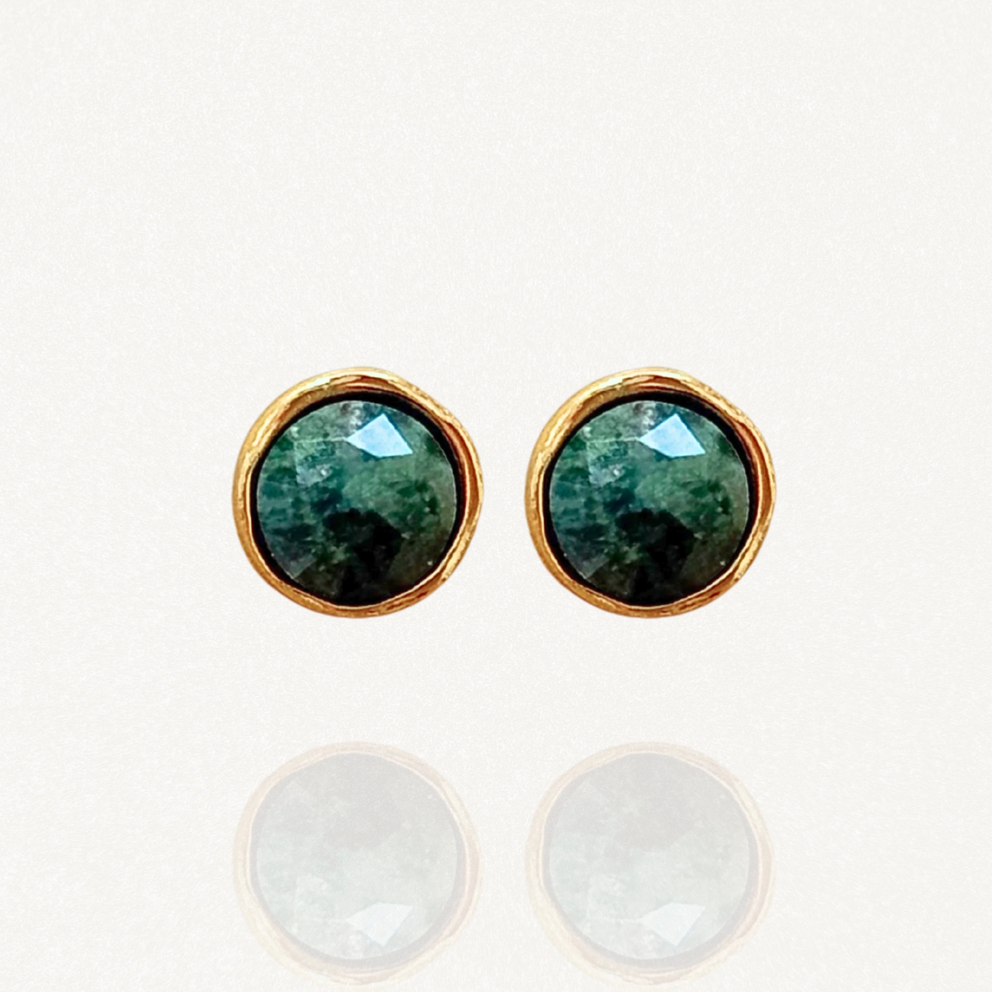 Paire de puces d'oreilles minimalistes MAISON DE L'AMOUR : pierre verte effet émeraude sertie de métal doré sur fond blanc.